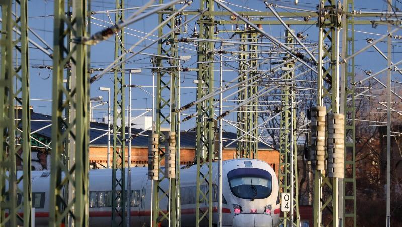 Ein ICE steht auf dem Vorfeld im Hauptbahnhof Leipzig. Jeder vierte Fernzug der Deutschen Bahn ist im vergangenen Jahr zu spät gekommen. Ein ICE steht auf dem Vorfeld im Hauptbahnhof Leipzig. Jeder vierte Fernzug der Deutschen Bahn ist im vergangenen Jahr zu spät gekommen.