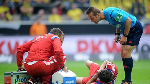 Schockmoment beim Spiel zwischen dem FC Bayern und Borussia Dortmund. Martinez muss den Platz verletzt verlassen.