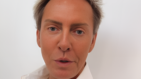 André Schulz ist ein bekannter Münchner Starfriseur. Beim Gassigehen mit seinen Hunden kommt es immer wieder zu Problemen. André Schulz ist ein bekannter Münchner Starfriseur. Beim Gassigehen mit seinen Hunden kommt es immer wieder zu Problemen.