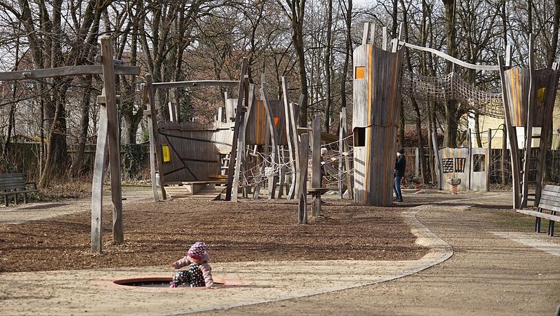 Traum-Spielplatz mit Baumhaus und Seilbahn. Traum-Spielplatz mit Baumhaus und Seilbahn.
