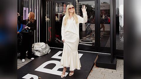 Trotz Terminstress: Heidi Klum begrüßt strahlend ihre Fans. Trotz Terminstress: Heidi Klum begrüßt strahlend ihre Fans.