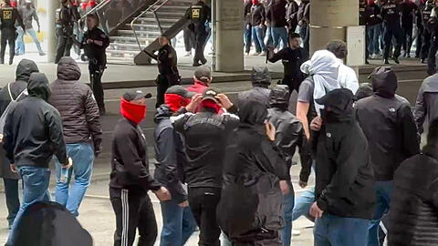Polizisten (hinten, Mitte) gehen gegen vermummte, gewaltbereite Fans vor. Rivalisierende Fußballfans des VfB Stuttgart und des FC Bayern München haben sich in München eine Massenschlägerei geliefert. Polizisten (hinten, Mitte) gehen gegen vermummte, gewaltbereite Fans vor. Rivalisierende Fußballfans des VfB Stuttgart und des FC Bayern München haben sich in München eine Massenschlägerei geliefert.