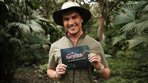 Für Twenty4Tim ist es bei "Reality Queens" zwar die erste Moderation, im Dschungel kennt er sich aber bestens aus. Für Twenty4Tim ist es bei "Reality Queens" zwar die erste Moderation, im Dschungel kennt er sich aber bestens aus.