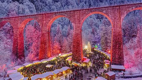Der Weihnachtsmarkt in der Ravennaschlucht in Breitnau zählt wohl zu den außergewöhnlichsten in Deutschland. Der Weihnachtsmarkt in der Ravennaschlucht in Breitnau zählt wohl zu den außergewöhnlichsten in Deutschland.