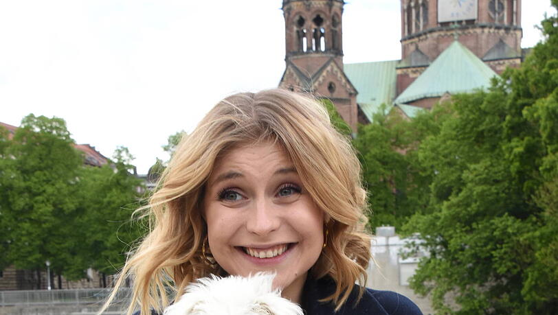 "Auf den unzähligen Wegen an der Isar entlang schöpfe ich Kraft und Energie, lerne unterm Gehen auch meine Texte": Schauspielerin Sarah Thonig mit Leihhündchen Minnie. "Auf den unzähligen Wegen an der Isar entlang schöpfe ich Kraft und Energie, lerne unterm Gehen auch meine Texte": Schauspielerin Sarah Thonig mit Leihhündchen Minnie.