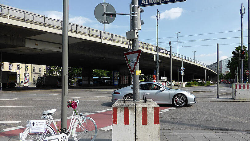 Arnulfstraße / Donnersberger Brücke: Am 30. Juli 2015 wurde hier eine geradeausfahrende 69-jährige Radlerin von einem abbiegenden LKW übersehen und überfahren. Arnulfstraße / Donnersberger Brücke: Am 30. Juli 2015 wurde hier eine geradeausfahrende 69-jährige Radlerin von einem abbiegenden LKW übersehen und überfahren.