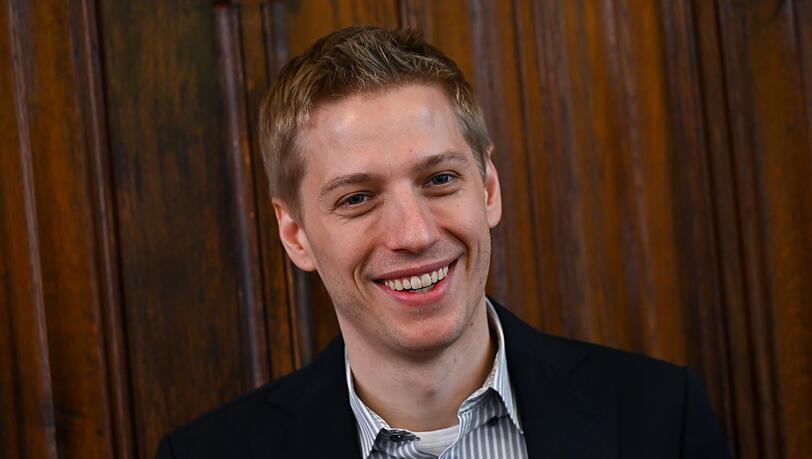 Dominik Krause freut sich auf die Wiesn, aufs Anzapfen und auf Söder. (Archivbild) Dominik Krause freut sich auf die Wiesn, aufs Anzapfen und auf Söder. (Archivbild)