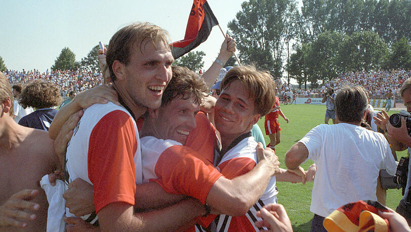 4. August 1990: Die Spieler des FV 09 Weinheim bejubeln ihren 1:0-Sensationssieg in der 1. Pokalrunde gegen den FC Bayern München. 4. August 1990: Die Spieler des FV 09 Weinheim bejubeln ihren 1:0-Sensationssieg in der 1. Pokalrunde gegen den FC Bayern München.