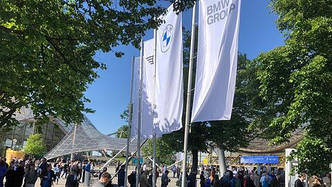Aktionäre auf dem Weg zur BMW-Hauptversammlung, die zum ersten Mal seit fünf Jahren wieder in Präsenz stattfindet. Aktionäre auf dem Weg zur BMW-Hauptversammlung, die zum ersten Mal seit fünf Jahren wieder in Präsenz stattfindet.