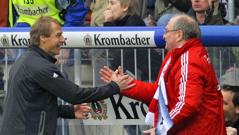 Abklatschen: Bayern-Trainer Jürgen Klinsmann bejubelt mit Manager Uli Hoeneß das 1:0 durch Luca Toni bei Arminia Bielefeld. Abklatschen: Bayern-Trainer Jürgen Klinsmann bejubelt mit Manager Uli Hoeneß das 1:0 durch Luca Toni bei Arminia Bielefeld.