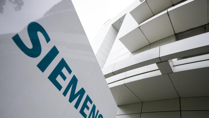 Das Logo von Siemens steht auf einer Stele am Firmensitz in München. Foto: Peter Kneffel/dpa/Archivbild