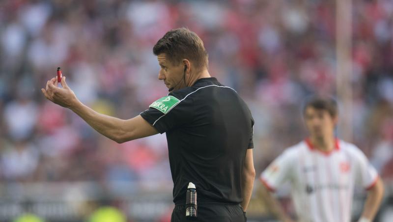 Schiedsrichter Patrick Ittrich beklagt Mobbing durch die Bundesliga-Profis. Schiedsrichter Patrick Ittrich beklagt Mobbing durch die Bundesliga-Profis.