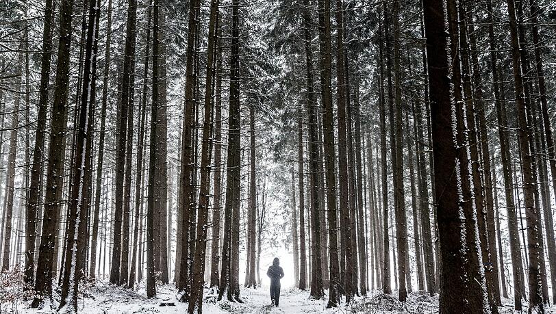 Ein Mann spaziert durch eine Winterlandschaft in Landsberg am Lech. Ein Mann spaziert durch eine Winterlandschaft in Landsberg am Lech.