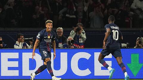 Könnten wieder den Unterschied ausmachen: Der trickreiche Rechtsaußen Désiré Doué (l., zwei Assists im Hinspiel) und Ballon-D'Or-Sieger Ousmane Dembélé (r. zwei Tore, ein Assist im Hinspiel). Könnten wieder den Unterschied ausmachen: Der trickreiche Rechtsaußen Désiré Doué (l., zwei Assists im Hinspiel) und Ballon-D'Or-Sieger Ousmane Dembélé (r. zwei Tore, ein Assist im Hinspiel).