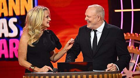 Barbara Schöneberger und Stefan Raab in ihrer neuen Samstagabendshow "Wer weiß wie wann was war?". Barbara Schöneberger und Stefan Raab in ihrer neuen Samstagabendshow "Wer weiß wie wann was war?".