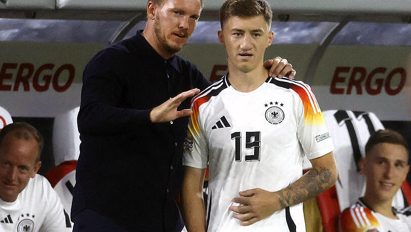 Der Bundestrainer und sein Mittelfeld-Stratege der Zukunft: Julian Nagelsmann (l.) gibt Angelo Stiller vor seinem Länderspiel-Debüt im September taktische Anweisungen. Der Bundestrainer und sein Mittelfeld-Stratege der Zukunft: Julian Nagelsmann (l.) gibt Angelo Stiller vor seinem Länderspiel-Debüt im September taktische Anweisungen.
