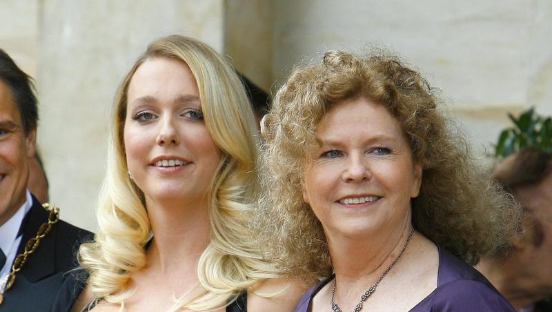 Die Festspielleiterinnen Katharina Wagner (l) und Eva-Wagner-Pasquier (r) begrüßen die ranghohen Gäste der Bayreuther Festspiele. Die Festspielleiterinnen Katharina Wagner (l) und Eva-Wagner-Pasquier (r) begrüßen die ranghohen Gäste der Bayreuther Festspiele.