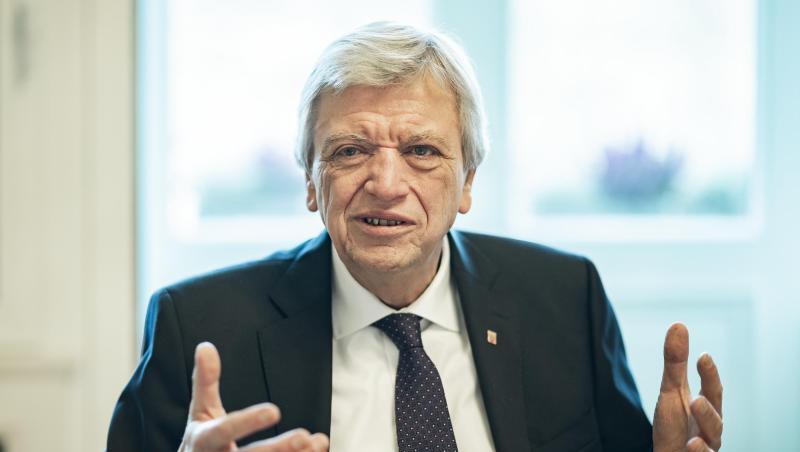 Volker Bouffier (CDU), Ministerpräsident von Hessen, will sein Land in Sachen Altschulden nicht im Nachteil sehen. Volker Bouffier (CDU), Ministerpräsident von Hessen, will sein Land in Sachen Altschulden nicht im Nachteil sehen.