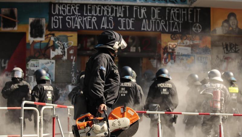 Die Polizei ist nach eigenen Angaben mit insgesamt mehr als 1.000 Kräften im Einsatz. Die Polizei ist nach eigenen Angaben mit insgesamt mehr als 1.000 Kräften im Einsatz.