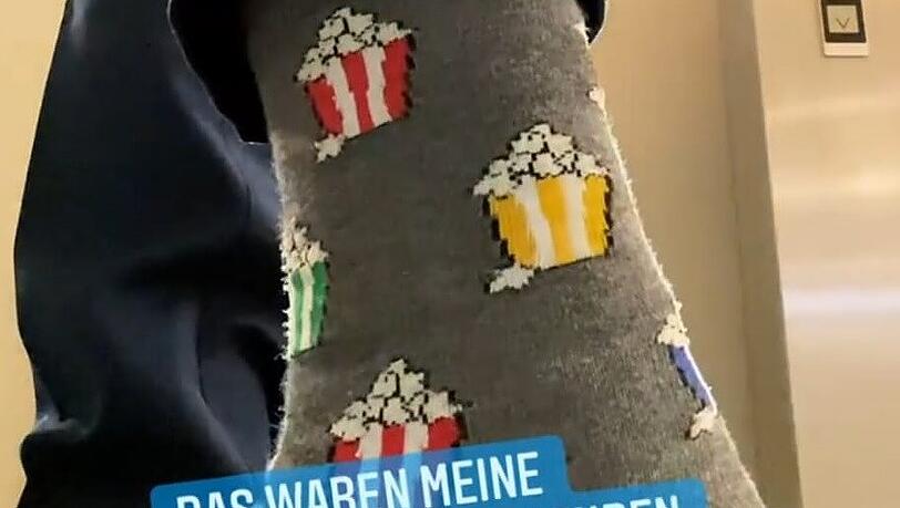 Auf André Schünkes Socken waren bunte Popcorntüten zu sehen Auf André Schünkes Socken waren bunte Popcorntüten zu sehen
