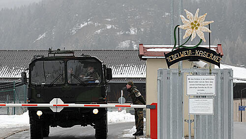 Klingt nett, war es aber nicht: In der Edelweiß-Kaserne von Mittenwald gab es über Jahrzehnte ekelhafte Rituale nach festem System. Erst 2009 flog es auf. Klingt nett, war es aber nicht: In der Edelweiß-Kaserne von Mittenwald gab es über Jahrzehnte ekelhafte Rituale nach festem System. Erst 2009 flog es auf.