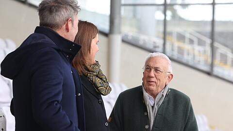 Walter Lechner (r.) bei einem AZ-Termin auf der Haupttribüne des Grünwalder Stadions im Gespräch mit Sport-Bürgermeisterin Verena Dietl und Löwen-Präsident Gernot Mang. Walter Lechner (r.) bei einem AZ-Termin auf der Haupttribüne des Grünwalder Stadions im Gespräch mit Sport-Bürgermeisterin Verena Dietl und Löwen-Präsident Gernot Mang.