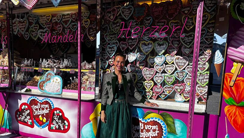 Chamaina Pichler an ihrem Stand für Lebkuchenherzen. Chamaina Pichler an ihrem Stand für Lebkuchenherzen.