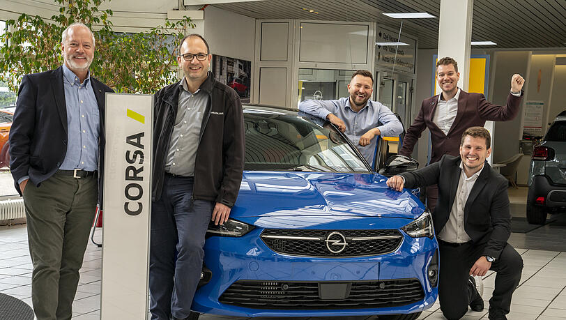 Natürlich kann man den Opel Corsa auch bei Auto Häusler ansehen. Dieses blaue Modell steht im Hauptsitz in der Landsberger Straße. Das Team um Geschäftsführer Michael Rappl (l.) und Sasa Djordjevic (Markenverantwortlicher Opel, 2.v.l.) informiert Sie gern über den Corsa. Natürlich kann man den Opel Corsa auch bei Auto Häusler ansehen. Dieses blaue Modell steht im Hauptsitz in der Landsberger Straße. Das Team um Geschäftsführer Michael Rappl (l.) und Sasa Djordjevic (Markenverantwortlicher Opel, 2.v.l.) informiert Sie gern über den Corsa.