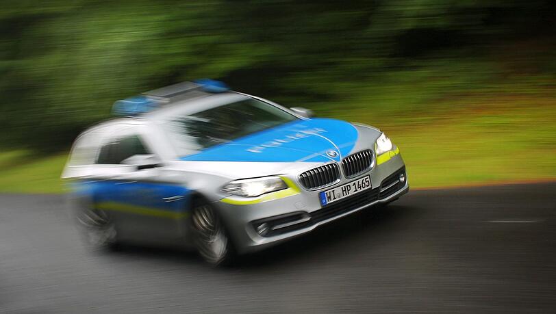 Trotz mehrerer Einsatzfahrzeuge konnte der Rollerfahrer entkommen. (Symbolbild) Trotz mehrerer Einsatzfahrzeuge konnte der Rollerfahrer entkommen. (Symbolbild)
