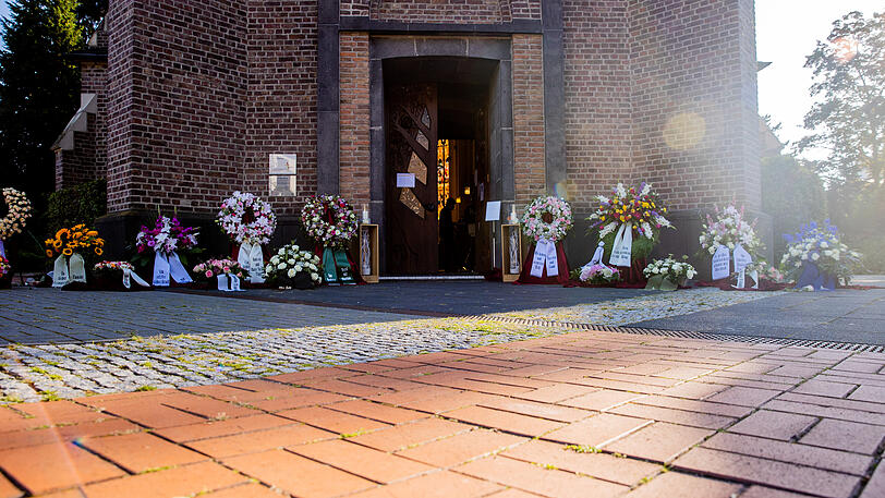 Kränze vor der Kirche St. Martin