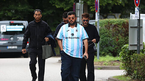 Kreuzte im Löwen-Trikot an der Grünwalder Straße auf: Investor Hasan Ismaik. Kreuzte im Löwen-Trikot an der Grünwalder Straße auf: Investor Hasan Ismaik.