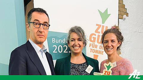 Preisgekrönt: Die Community-Kitchen-Gründerinnen mit Cem Özdemir. Preisgekrönt: Die Community-Kitchen-Gründerinnen mit Cem Özdemir.