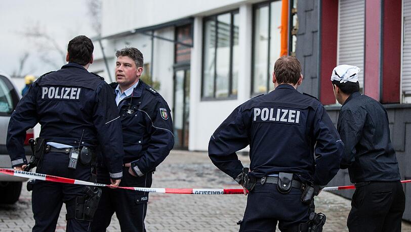 Bei einer Explosion in dem Sikh-Gebetshaus in Essen sind drei Menschen verletzt worden, davon einer schwer. Bei einer Explosion in dem Sikh-Gebetshaus in Essen sind drei Menschen verletzt worden, davon einer schwer.