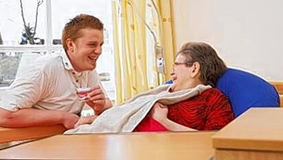 Ein Pfleger hilft einer Frau beim Essen. Dieser Beruf ist die Voraussetzung für eine Weiterbildung zum Pflege-Manager. Ein Pfleger hilft einer Frau beim Essen. Dieser Beruf ist die Voraussetzung für eine Weiterbildung zum Pflege-Manager.