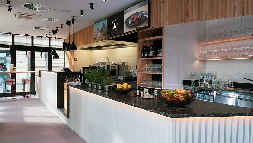 Modern mit viel Licht und Holz ist das kleine Lokal. Modern mit viel Licht und Holz ist das kleine Lokal.