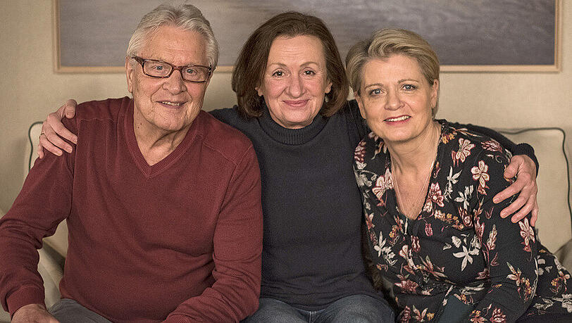 Die Urgesteine der "Lindenstraße" nehmen Abschied: Andy Zenker (Jo Bolling) mit seiner Frau Gabi Zenker (Andrea Spatzek, r.) und Anna Ziegler (Irene Fischer, m.) Die Urgesteine der "Lindenstraße" nehmen Abschied: Andy Zenker (Jo Bolling) mit seiner Frau Gabi Zenker (Andrea Spatzek, r.) und Anna Ziegler (Irene Fischer, m.)
