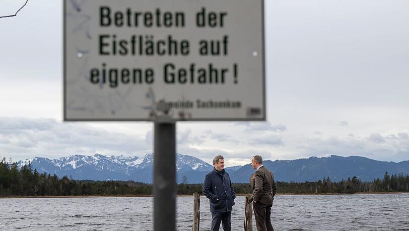 Markus Söder (l), CSU-Parteivorsitzender und Ministerpräsident von Bayern, und Friedrich Merz (CDU) unterhalten sich. Markus Söder (l), CSU-Parteivorsitzender und Ministerpräsident von Bayern, und Friedrich Merz (CDU) unterhalten sich.