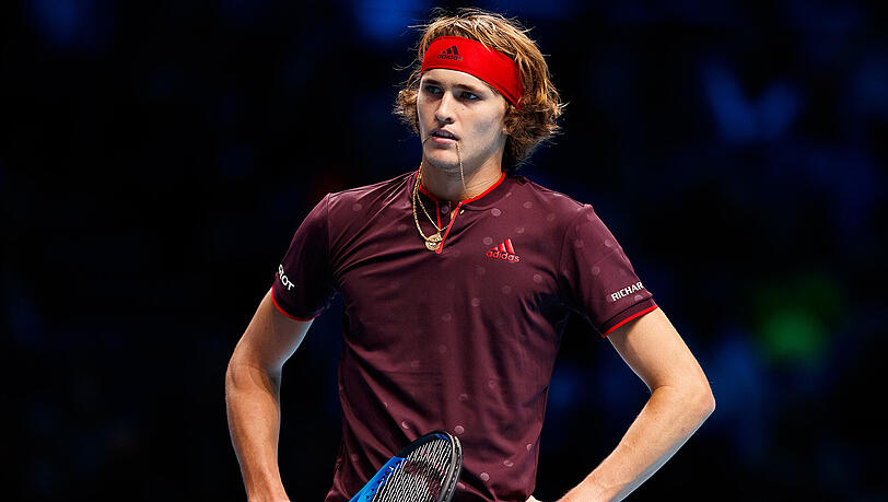 Bedröppelt: Der deutsche Tennisspieler Alexander Zverev konnte sich nicht gegen Roger Federer durchsetzen. Bedröppelt: Der deutsche Tennisspieler Alexander Zverev konnte sich nicht gegen Roger Federer durchsetzen.