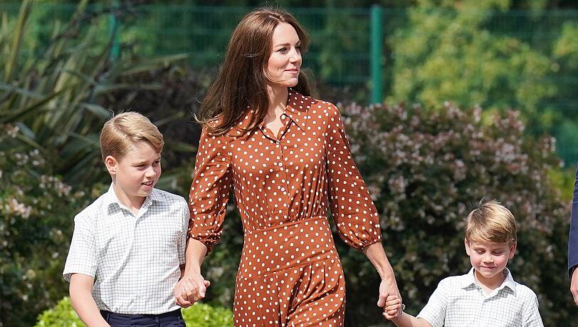 Prinzessin Kate und ihre Kinder auf dem Weg zu einem Eingewöhnungsnachmittag an der Lambrook School. Prinzessin Kate und ihre Kinder auf dem Weg zu einem Eingewöhnungsnachmittag an der Lambrook School.