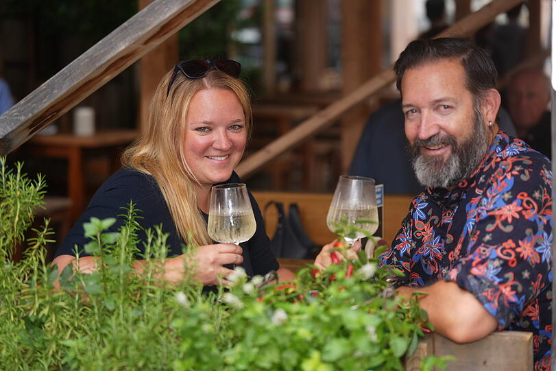 Sie trinken gern mal einen Wein draußen in der Pizzeria Monaco in der Reichenbachstraße: Mareike Osten und ihr Mann Volker Schmidt. Sie trinken gern mal einen Wein draußen in der Pizzeria Monaco in der Reichenbachstraße: Mareike Osten und ihr Mann Volker Schmidt.