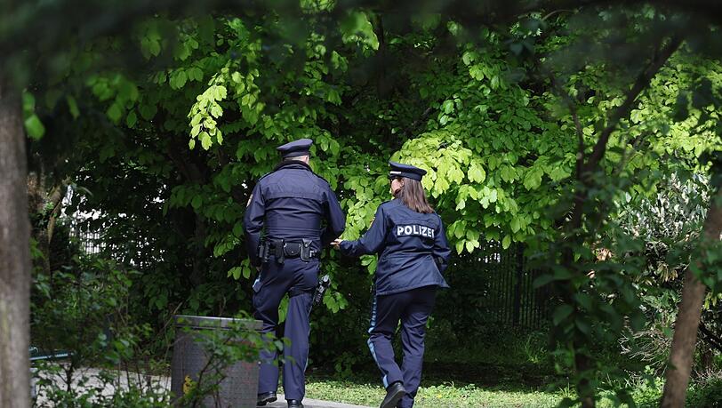 Teams der Polizei sind regelmäßig im Alten Botanischen Garten unterwegs - demnächst montiert die Polizei auch Überwachungskameras. Teams der Polizei sind regelmäßig im Alten Botanischen Garten unterwegs - demnächst montiert die Polizei auch Überwachungskameras.