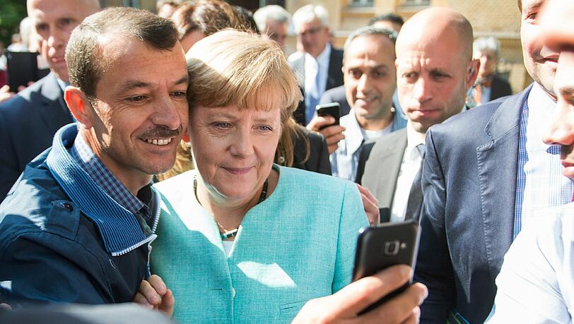 Die CSU kritisiert massiv die Entscheidung von Kanzlerin Angela Merkel, Flüchtlinge aus Ungarn nach Deutschland frei einreisen zu lassen. Die CSU kritisiert massiv die Entscheidung von Kanzlerin Angela Merkel, Flüchtlinge aus Ungarn nach Deutschland frei einreisen zu lassen.