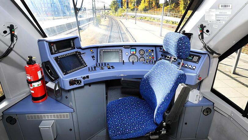 Blick in den leeren Fahrstand einer Lokomotive. Blick in den leeren Fahrstand einer Lokomotive.