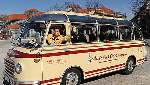Reisen wie vor 50 Jahren: Tourismus-Chefin Gabriele Weishäupl in einem Bus der 60er Jahre. Er steht heute im Museum. Reisen wie vor 50 Jahren: Tourismus-Chefin Gabriele Weishäupl in einem Bus der 60er Jahre. Er steht heute im Museum.