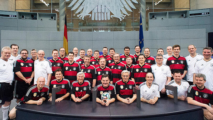 "Wir haben knapp 70 Mitglieder. Die Zusammensetzung ist bunt, wir haben alle Fraktionen bei uns, jetzt auch die AfD", sagt Marcus Weinberg, der Kapitän des FC Bundestag. "Wir haben knapp 70 Mitglieder. Die Zusammensetzung ist bunt, wir haben alle Fraktionen bei uns, jetzt auch die AfD", sagt Marcus Weinberg, der Kapitän des FC Bundestag.