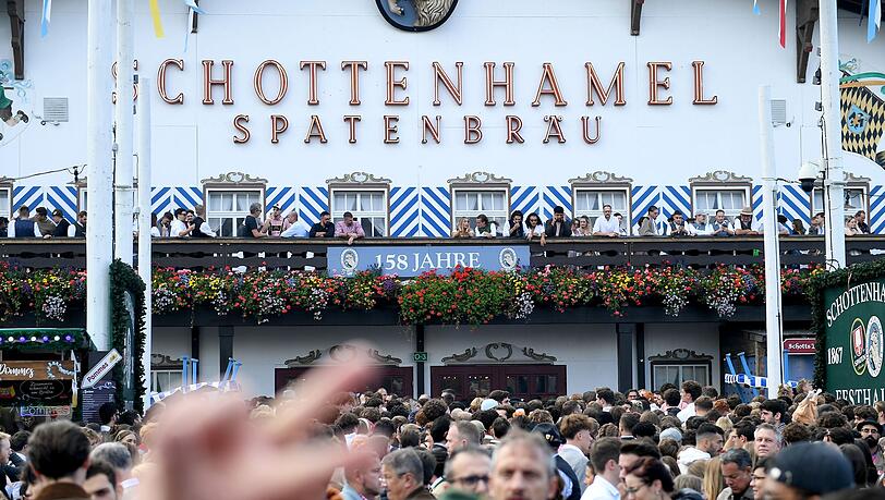 Dunkle Wolken über dem Schottenhamel-Festzelt. Kommt es jetzt zu einer neuen Vergabepraxis auf dem Okotberfest? (Archivbild) Dunkle Wolken über dem Schottenhamel-Festzelt. Kommt es jetzt zu einer neuen Vergabepraxis auf dem Okotberfest? (Archivbild)