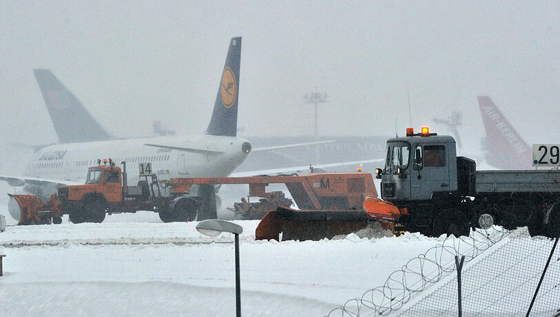 Der Winter in Europa hat zu zahlreichen Behinderungen auf dem Flughafen München geführt. Der Winter in Europa hat zu zahlreichen Behinderungen auf dem Flughafen München geführt.
