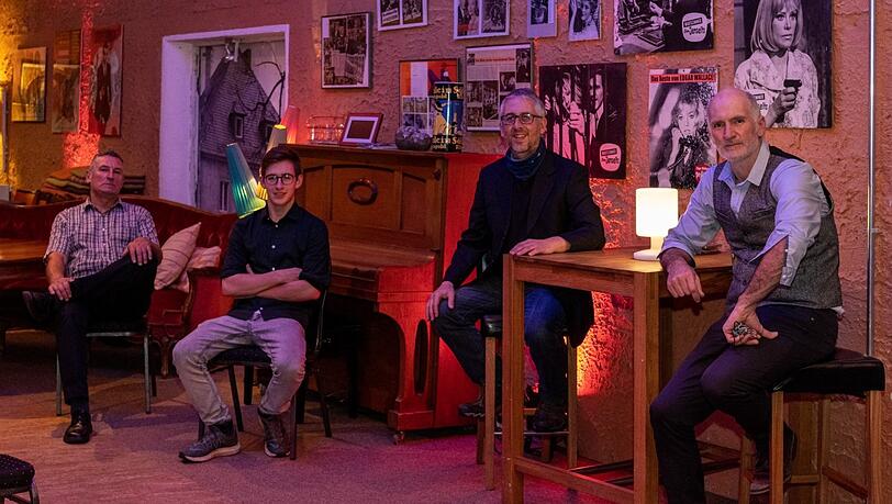 Die Bandmitglieder von "Na Ciotogi" im Rose Corner Studio in Ergoldsbach. Die Bandmitglieder von "Na Ciotogi" im Rose Corner Studio in Ergoldsbach.