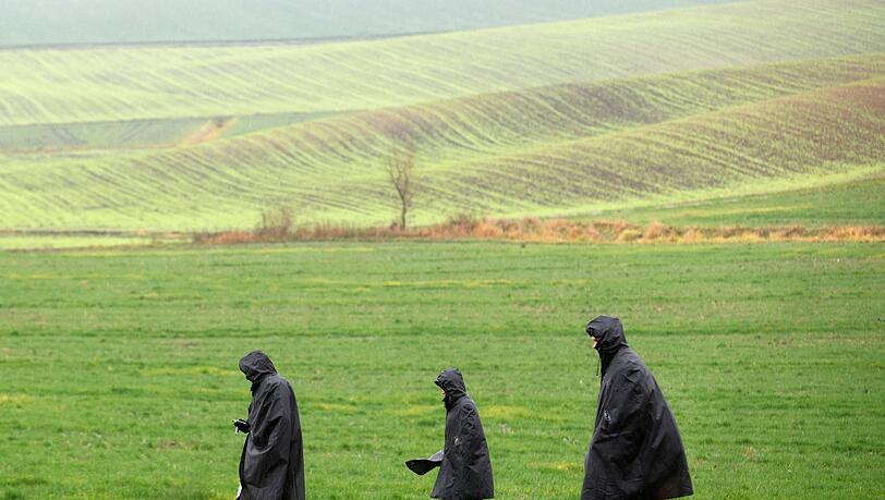 Polizisten kontrollieren und sichern nach einem tödlichen Raketeneinschlag den Bereich vor einem Getreidelager in Polens Grenzgebiet zur Ukraine. Polizisten kontrollieren und sichern nach einem tödlichen Raketeneinschlag den Bereich vor einem Getreidelager in Polens Grenzgebiet zur Ukraine.