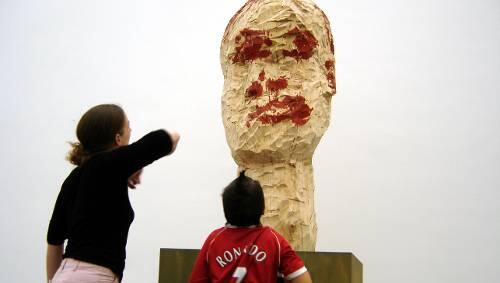 Das Kinderpalais vor Georg Baselitz? Skulptur »Rautenkopf« in der Pinakothek der Moderne. Das Kinderpalais vor Georg Baselitz? Skulptur »Rautenkopf« in der Pinakothek der Moderne.